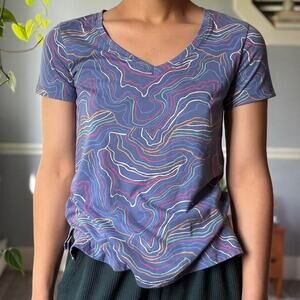 Eddie Bauer topographic v-neck tee (XS)